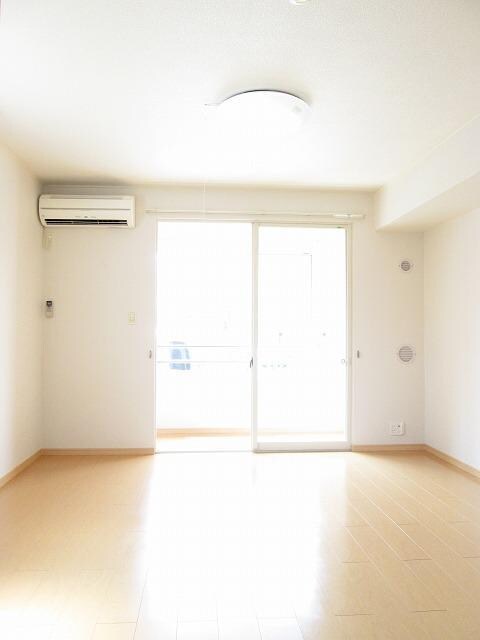 物件内観写真4　(居室・リビング)