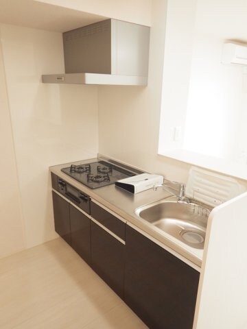 物件内観写真5　(3口コンロのシステムキッチン)