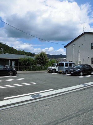 物件外観写真3　(駐車場)