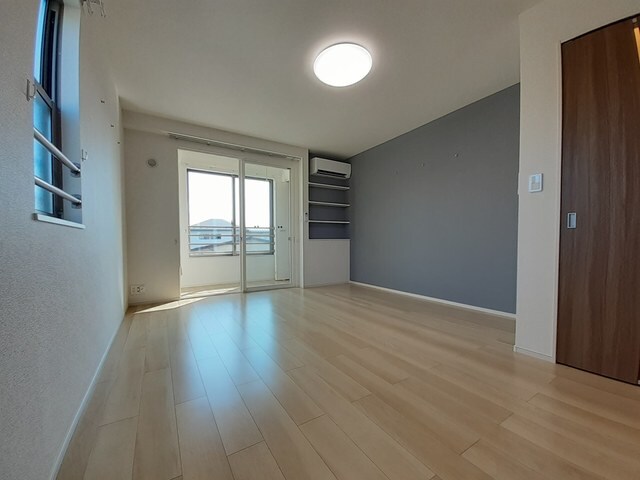 物件内観写真4　(居室・リビング)