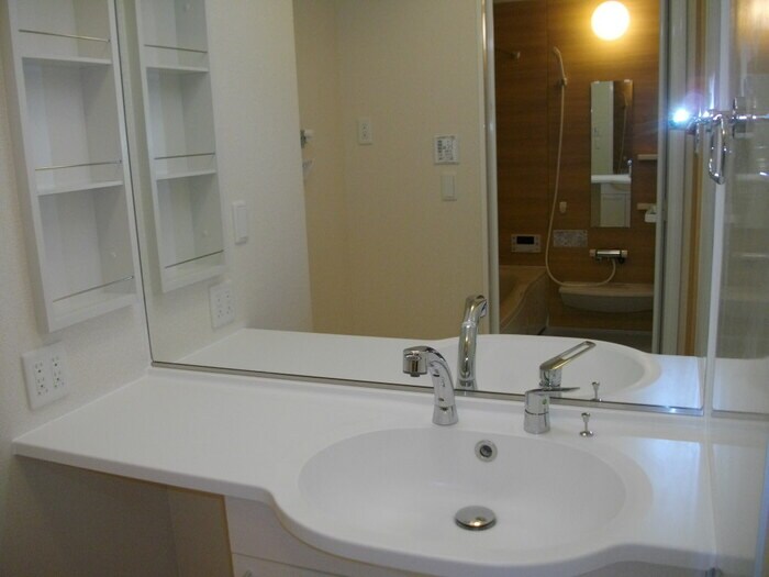 物件内観写真5　(カウンター付洗面化粧台)
