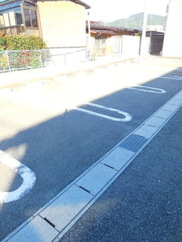 物件外観写真3　(駐車場)