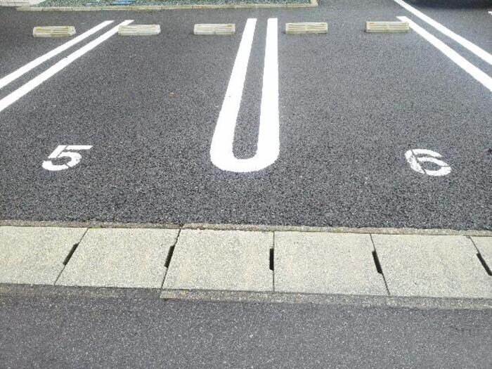 物件外観写真2　(駐車場)