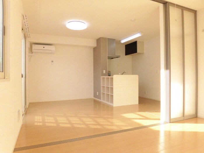 物件内観写真4　(南向きの明るいリビング＆居室です☆)