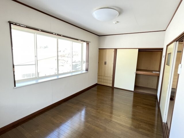 物件内観写真19　(開放的な寝室です)