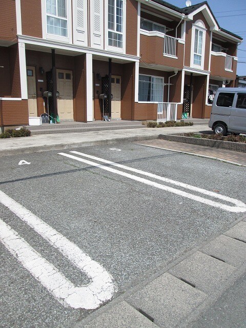 物件外観写真3　(駐車場)