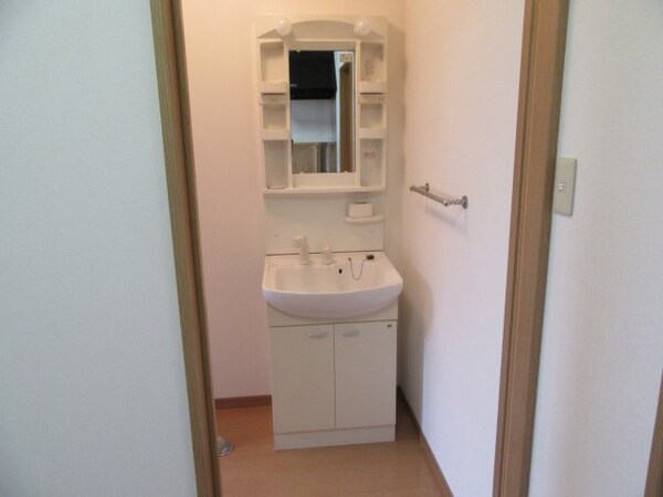 独立洗面台(独立洗面台で身支度をすべて済ませてしまいましょう)