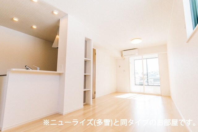 物件内観写真3　(居室・リビング)