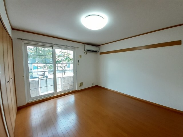 物件内観写真4　(居室・リビング)