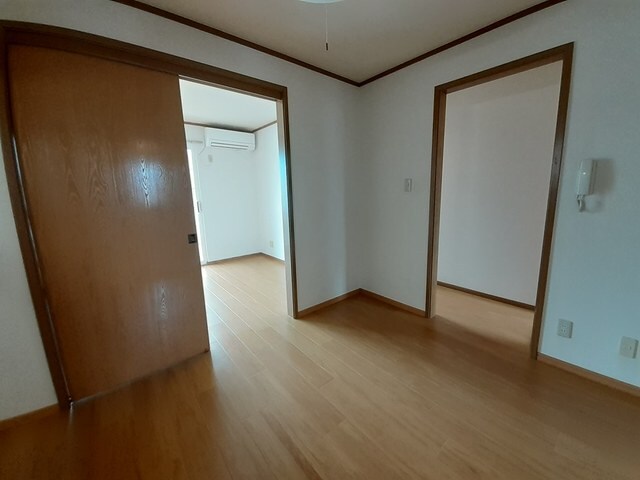 物件内観写真4　(居室・リビング)