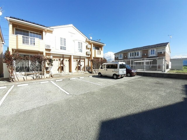 物件外観写真2　(駐車場)