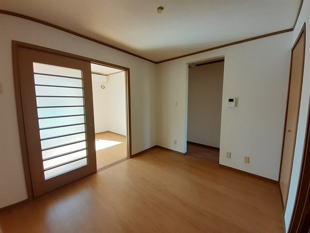 物件内観写真4　(居室・リビング)