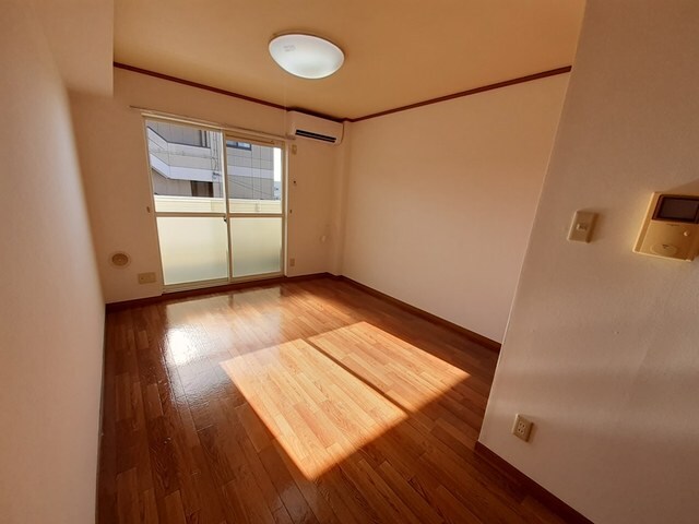 物件内観写真4　(居室・リビング)