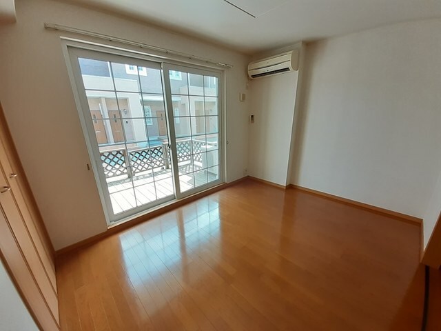 物件内観写真4　(居室・リビング)