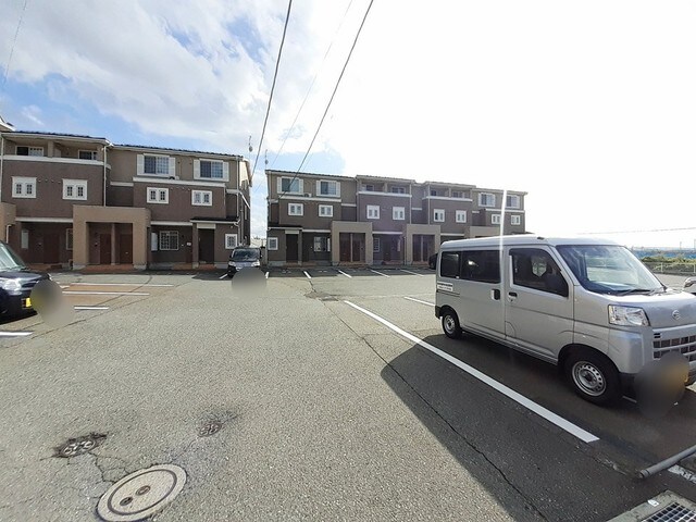 物件外観写真2　(駐車場)