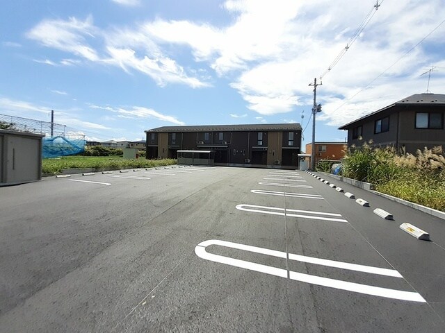 物件外観写真2　(駐車場)