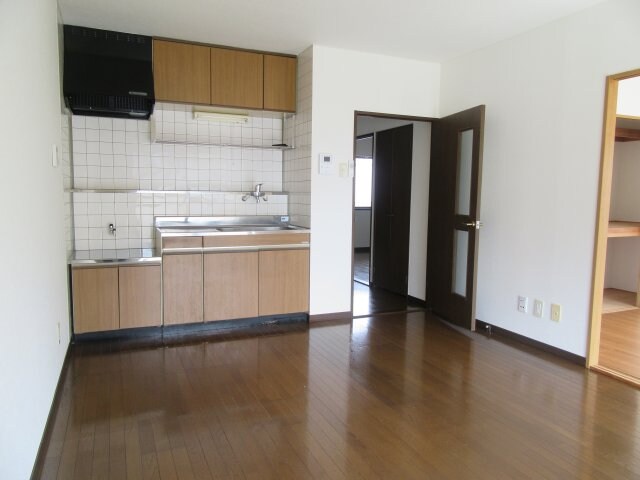 物件内観写真3　(こちらのリビングで趣味の時間をお楽しみください)