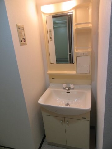 物件内観写真8　(独立洗面台、小物を置くことができて便利です)