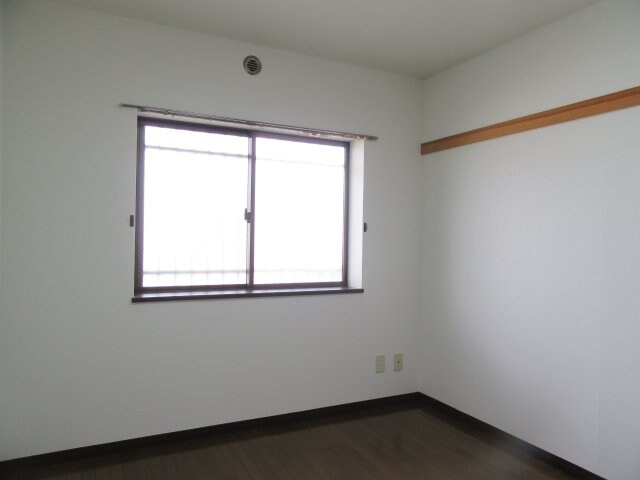 物件内観写真9　(使い勝手のいい洋室です)