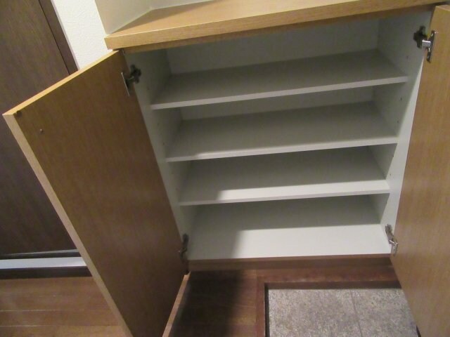 物件内観写真16　(収納もある玄関です)