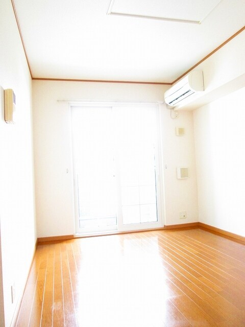 物件内観写真4　(居室・リビング)