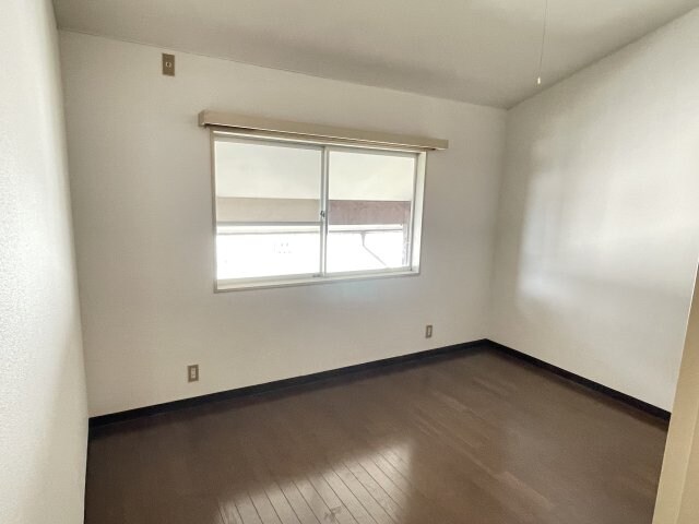 物件内観写真3　(明るい色調の室内です)