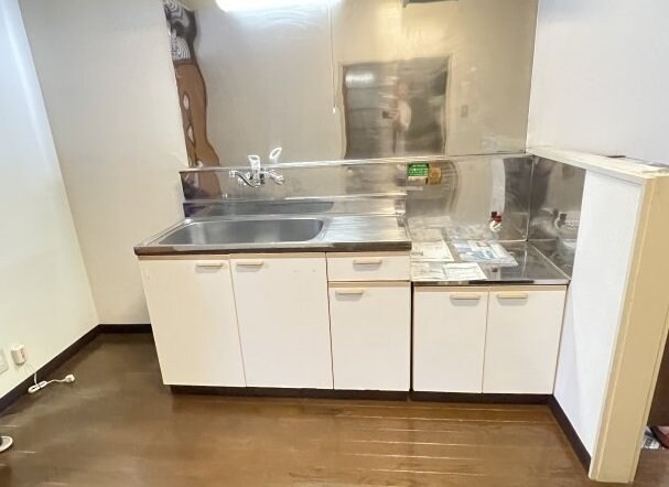 物件内観写真4　(コンパクトなキッチンで掃除もラクラク)