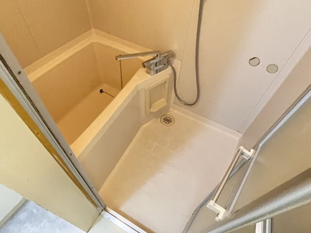 物件内観写真5　(日々の疲れを癒すお風呂付です)