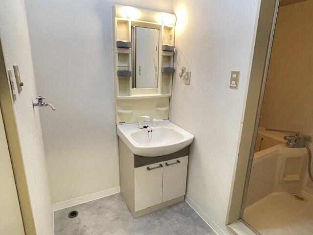 物件内観写真7　(独立洗面台、朝の身支度には欠かせません)