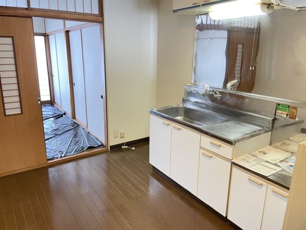 キッチン(落ち着いた色調の洋室です)