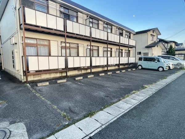 駐車場(駐車場があるので、車を買う予定の方も安心です)