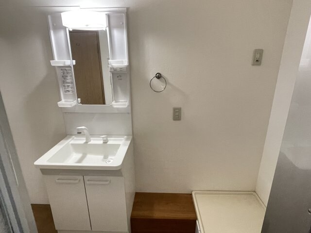 物件内観写真6　(独立洗面台、小物を置くことができて便利です)