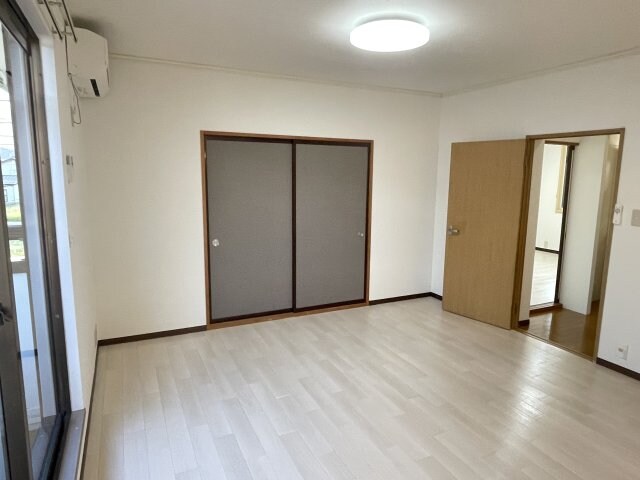 物件内観写真10　(落ち着いた色調の洋室です)