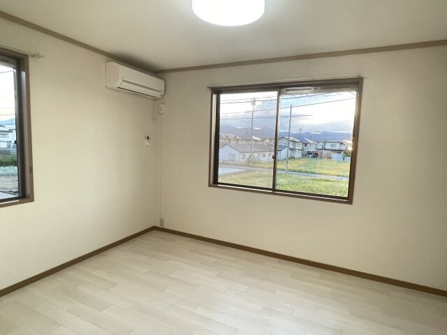 物件内観写真11　(使い勝手のいい寝室です)