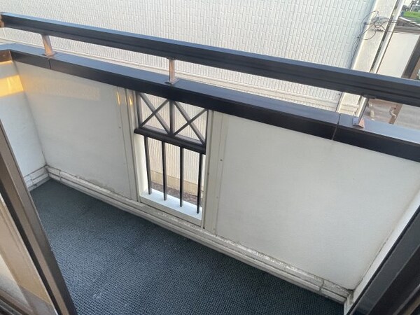 バルコニー(開放的で明るい空間を演出してくれるバルコニーです)