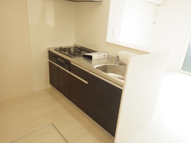 物件内観写真5　(3口のガスコンロ付きシステムキッチン)