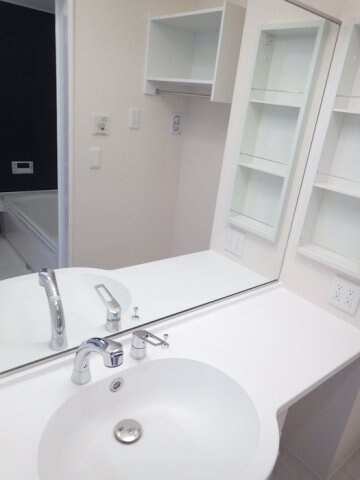 物件内観写真8　(広々した洗面室)