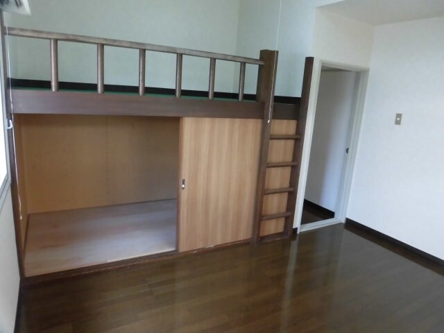 物件内観写真3　(明るい色調の室内です)