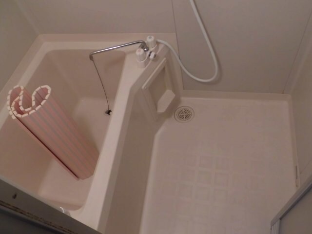 物件内観写真5　(日々の疲れを癒すお風呂付です)