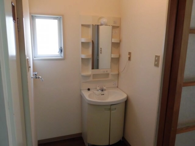 物件内観写真7　(独立洗面台、朝の身支度には欠かせません)
