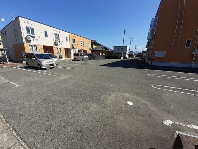 物件外観写真2　(駐車場)