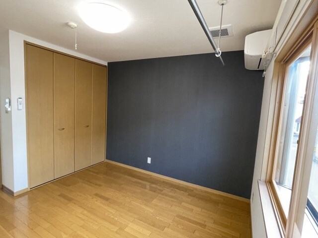 物件内観写真4　(落ち着いた色調の寝室です)