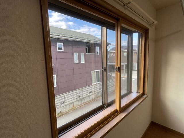 物件内観写真16　(外部の音や暑さ・寒さも軽減でき二重サッシです。)