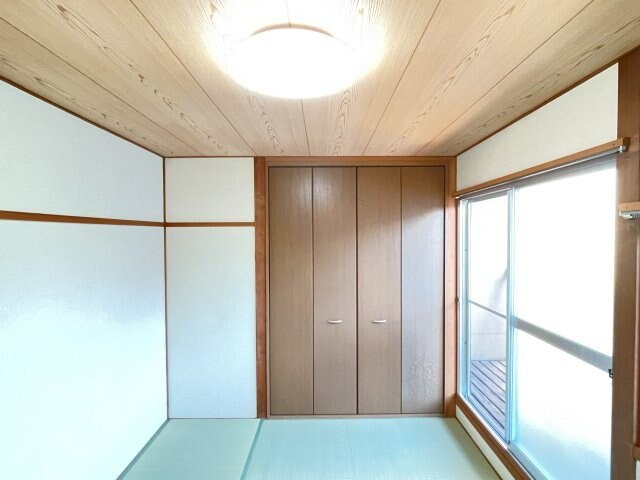 物件内観写真12　(和室がひろがる居住スペースにクローゼットが付いてます。)