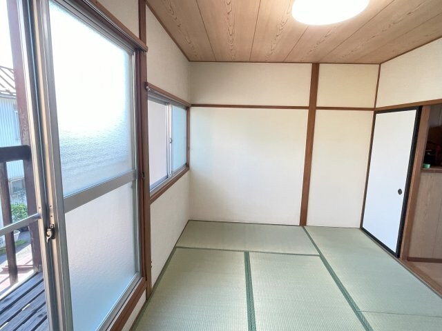 物件内観写真16　(お洗濯にも便利なバルコニー付き)