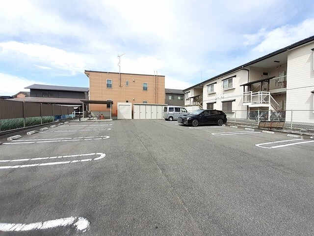物件外観写真2　(駐車場)