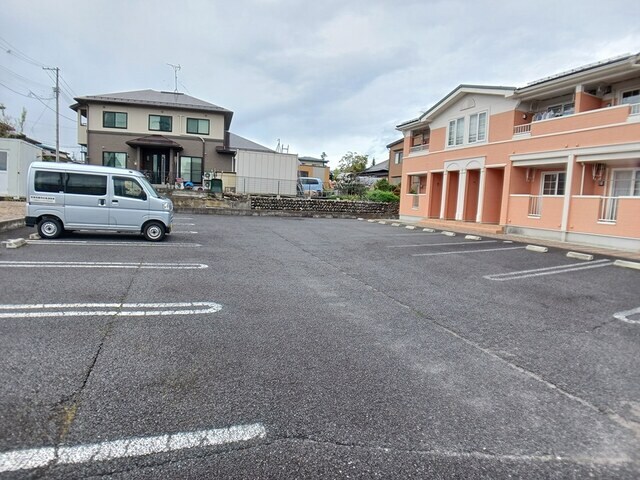 物件外観写真2　(駐車場)