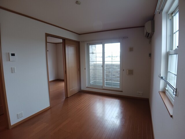 物件内観写真4　(居室・リビング)