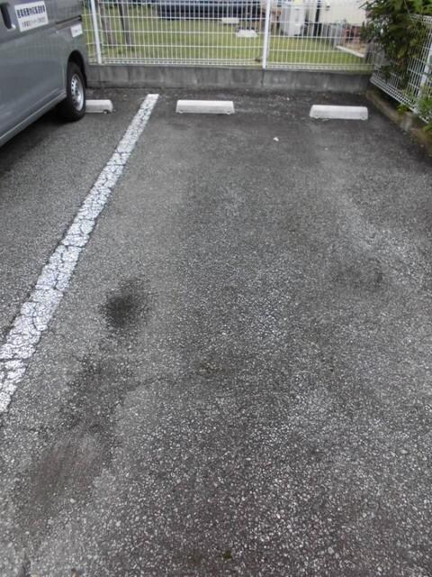 物件外観写真2　(駐車場)