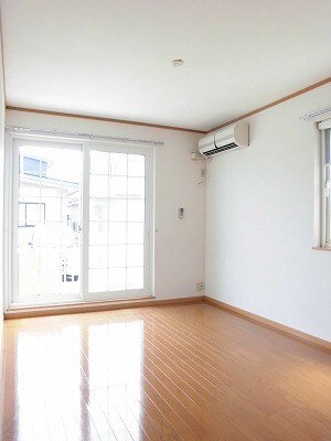 物件内観写真4　(居室・リビング)